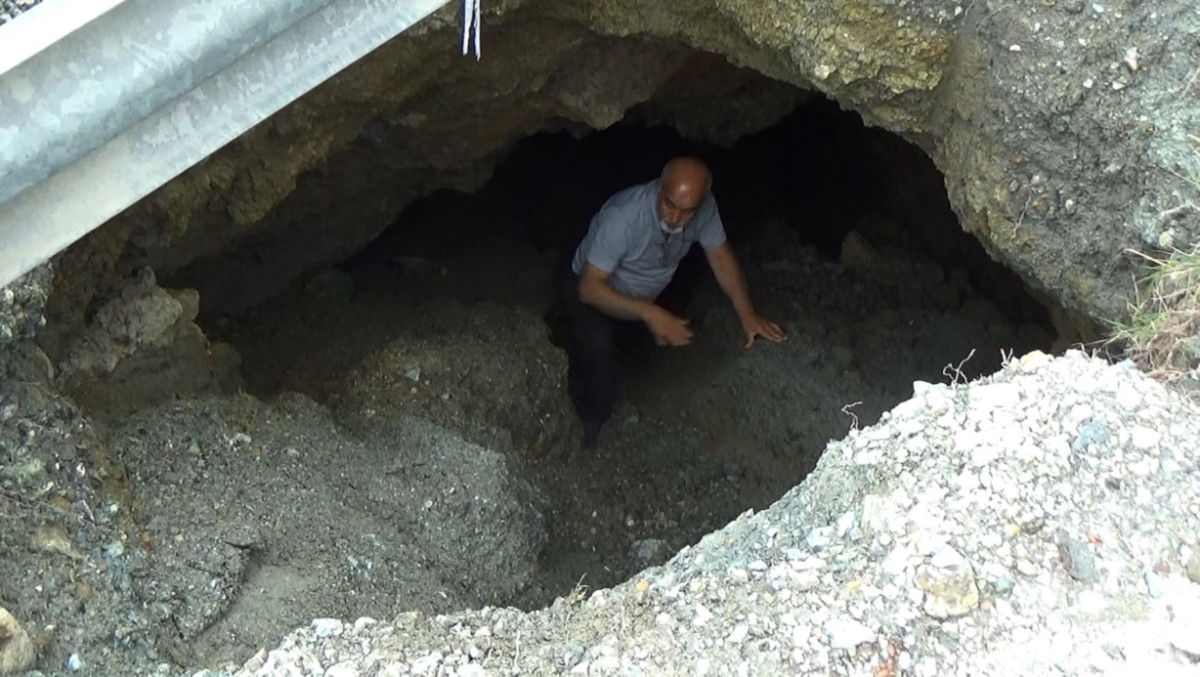 HATAY’DA ORTAYA ÇIKAN DEVASA ÇUKUR MERAK UYANDIRDI