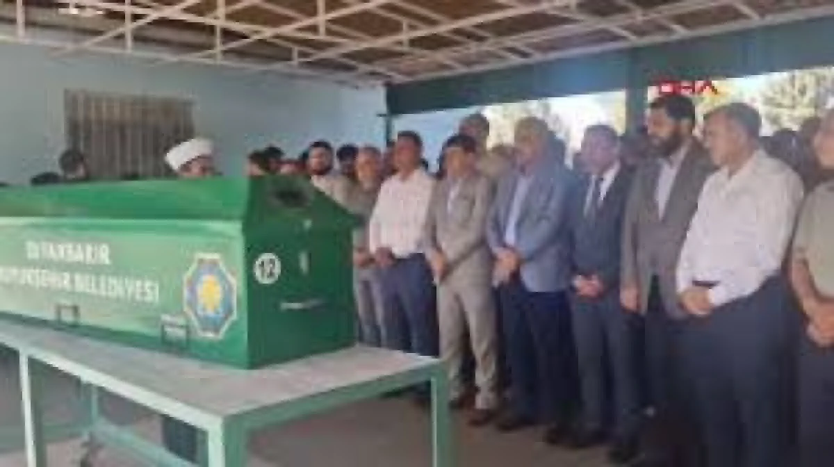 Mersin'deki Trafik Kazasında Hayatını Kaybeden Farah Elmasri'nin Cenazesi Diyarbakır'da Toprağa Verildi