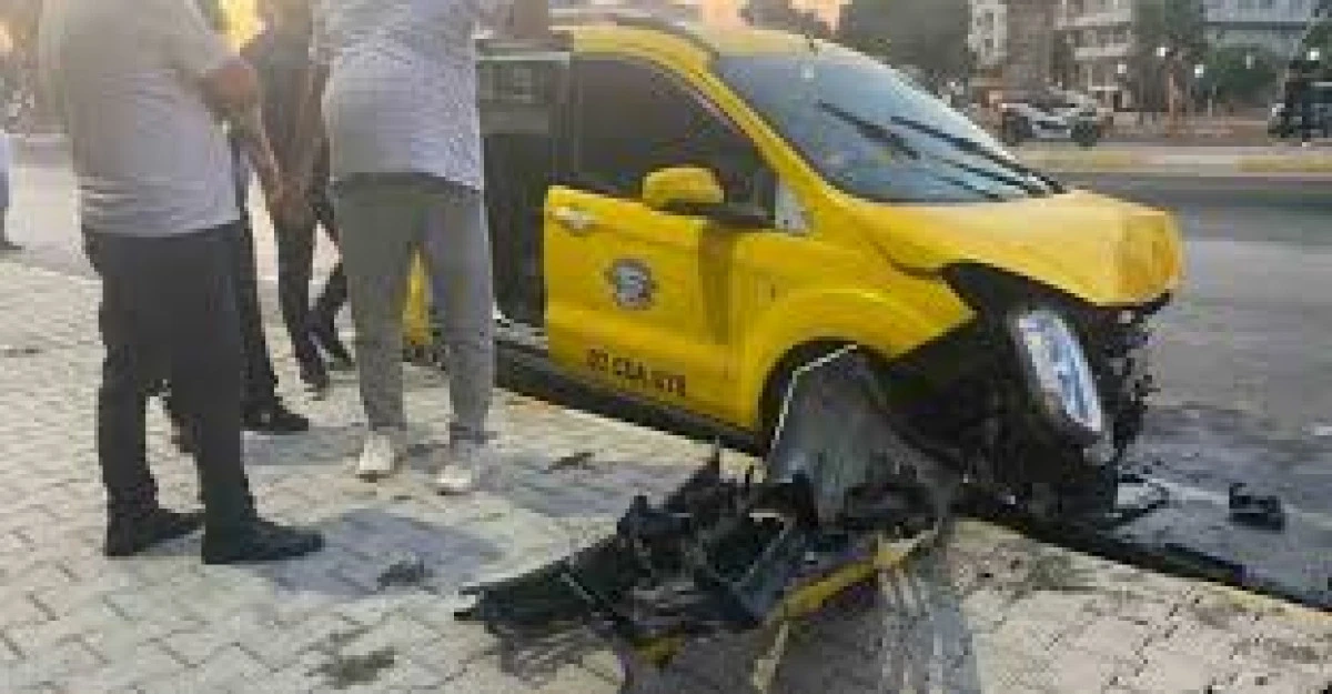 Antalya'da Ticari Taksi ile Otomobil Çarpıştı: 7 Yaralı