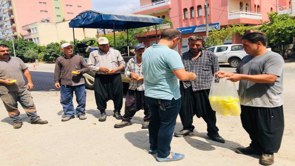 BAŞKAN’DAN, KAVURUCU SICAKTA ÇALIŞAN ASFALT İŞÇİLERİNE SERİNLETEN İKRAM