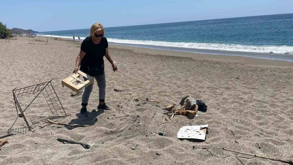 Caretta caretta yuvasının üzerinde yakılan mangalı gören çevreciler gözyaşlarını tutamadı