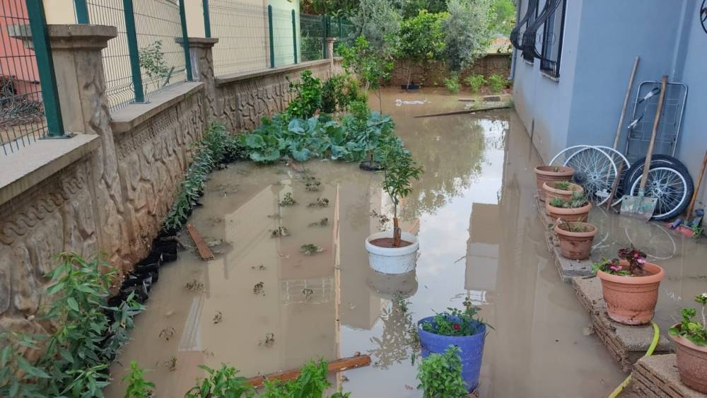 Sağanak yağış Mersin’de hayatı olumsuz etkiledi