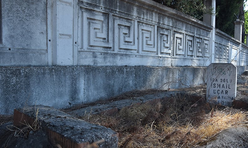 SAHİBİ OLMAYAN MEZAR, MEZARLIĞIN DIŞINDA KALDI