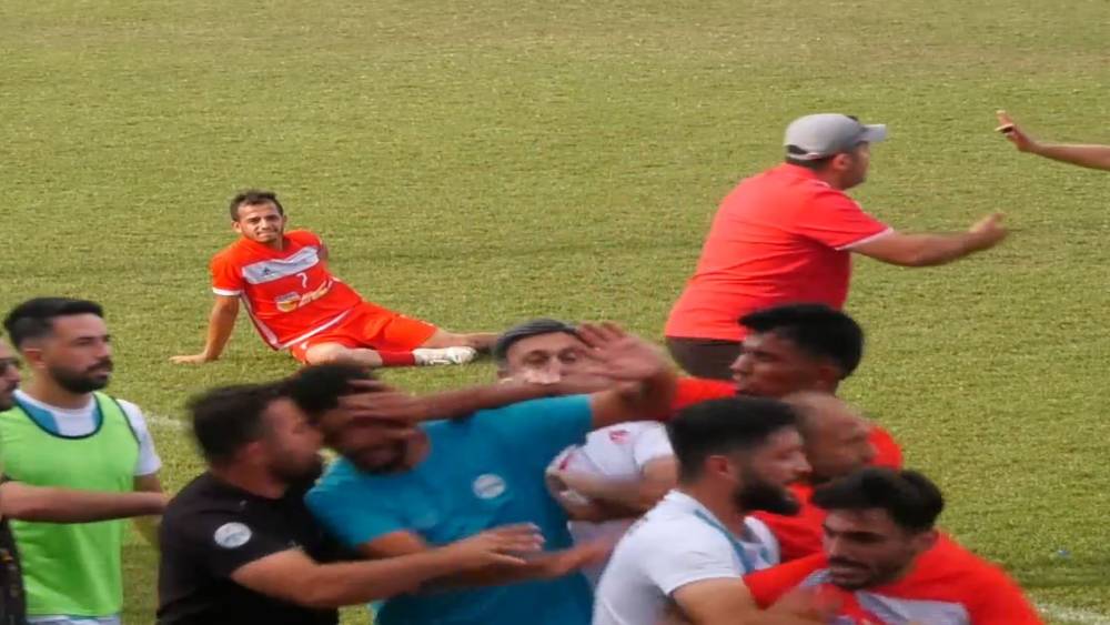 AMATÖR MAÇTA SAHA BİR ANDA KARIŞTI, KAVGAYI AYIRAN YÖNETİCİ BAŞINDAN YARALANDI