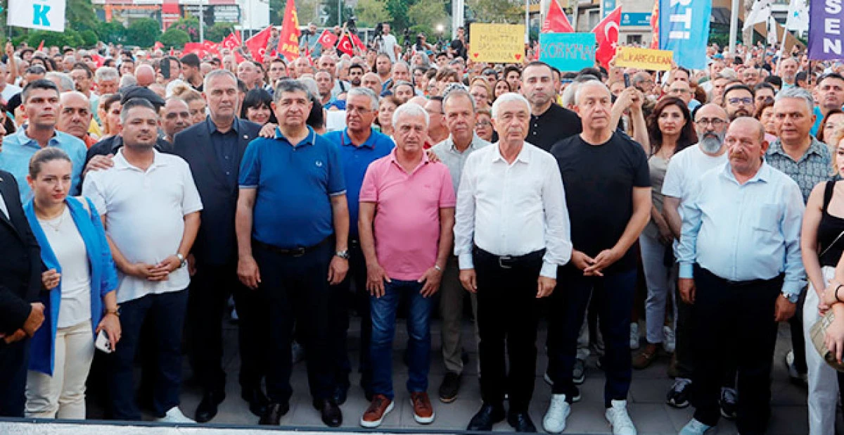 ANTALYA BÜYÜKŞEHİR BELEDİYESİ ÖNÜNDE BAŞKAN BÖCEK'E DESTEK MİTİNGİ