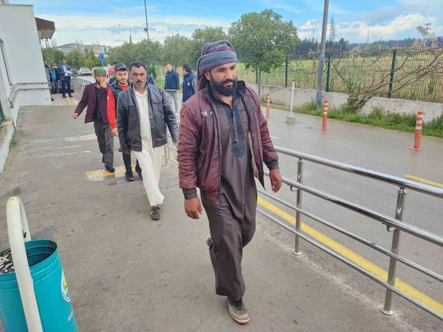 DÜZENSİZ GÖÇMENLERİ KAÇAK YOLLARLA GETİREN ŞÜPHELİ TUTUKLANDI