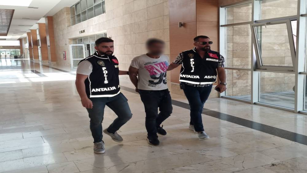 OPERATÖR KIYAFETİ İLE BAZ İSTASYONLARINA GİRİP BAKIR KABLOLARI ÇALAN ŞÜPHELİ YAKALANDI