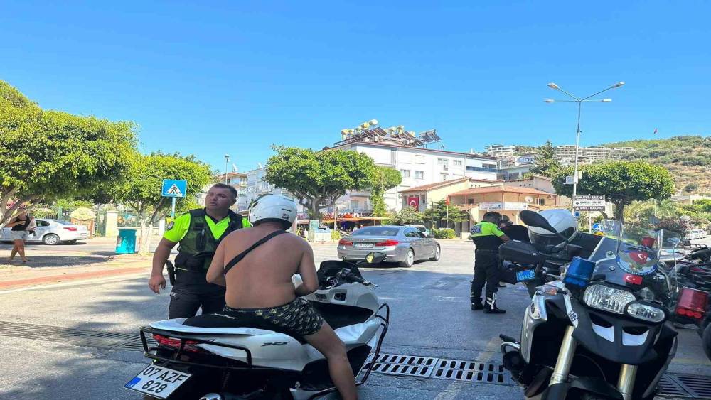 ALANYA’DA POLİS EKİPLERİNDEN MOTOSİKLET DENETİMİ