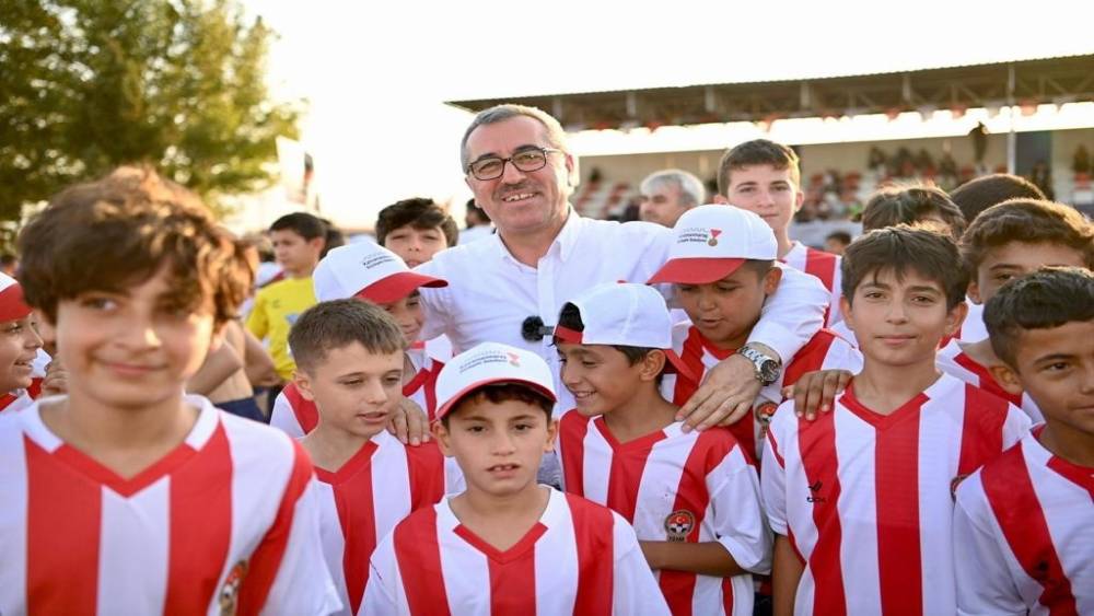 KAHRAMANMARAŞ’TA ’ÇOCUKLAR SPORLA İYİLEŞİR’ FUTBOL TURNUVASI BAŞLADI