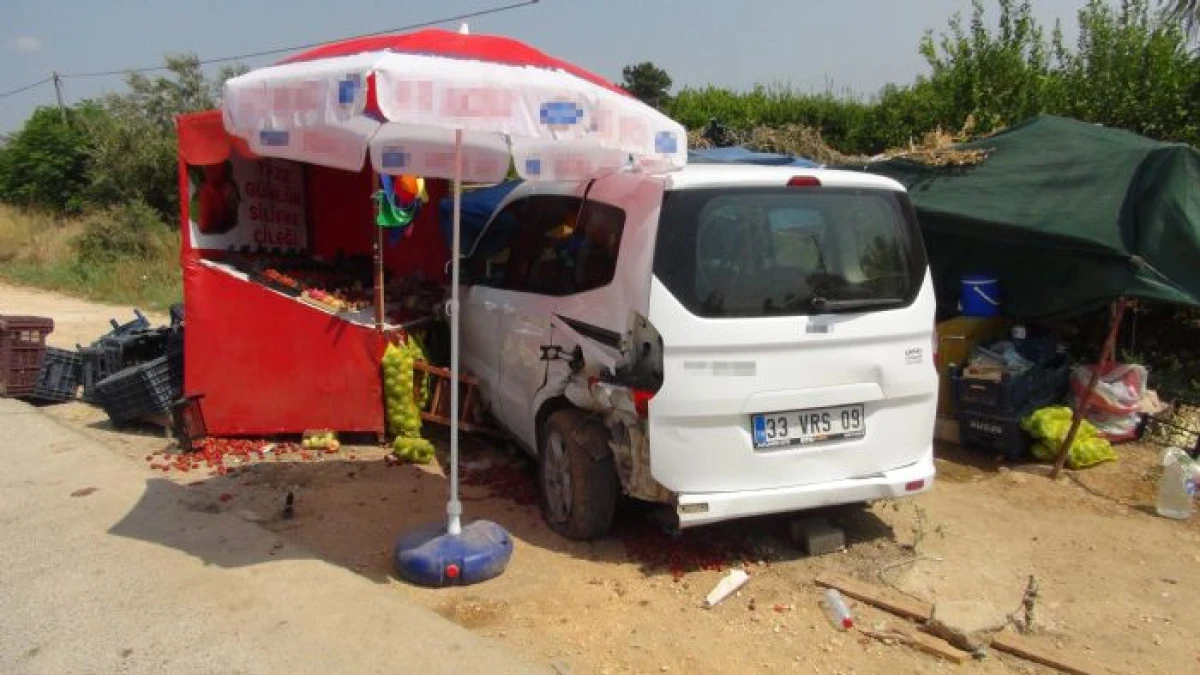 Mersin'de Trafik Kazası: Sürücü Kaçtı, Yöresel Ürün Tezgahına Çarptı