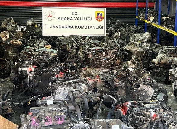 ADANA'DA 96 GÜMRÜK KAÇAĞI OTOMOBİL MOTORU ELE GEÇİRİLDİ, BİR ŞÜPHELİ YAKALANDI