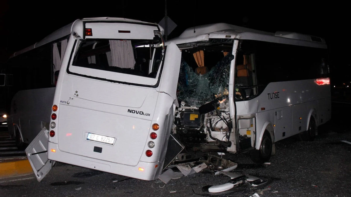 Antalya'da Midibüs Kazasında 6 Kişi Yaralandı
