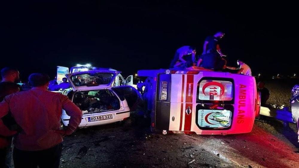 OSMANİYE’DE 3 KİŞİNİN ÖLDÜĞÜ KAZADA YARALANAN AMBULANS PERSONELİNİN TEDAVİSİ SÜRÜYOR