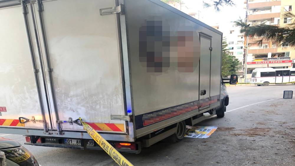 GERİ MANEVRA YAPAN KAMYONETİN ALTINDA KALAN KADIN ÖLDÜ