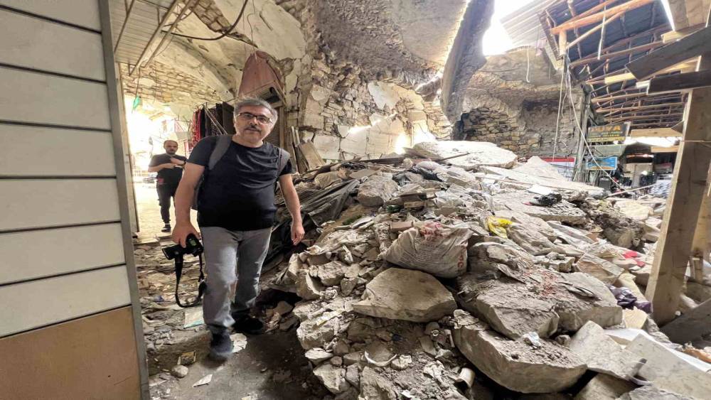 DEPREMDE YIKILAN TARİHİ MEKANLARI FOTOĞRAFLIYOR