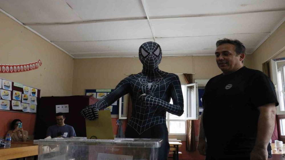 ADANALI “ÖRÜMCEK ADAM”, CUMHURBAŞKANLIĞI SEÇİMİ İÇİN OYUNU KULLANDI