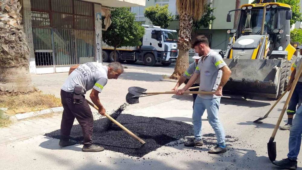 AKDENİZ’DE YENİ YOLLAR AÇILIYOR, KALDIRIMLAR YENİLENİYOR