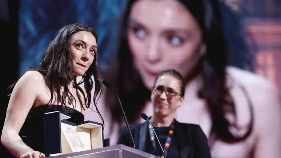 CANNES’DAN ÖDÜLLE DÖNEN MERVE DİZDAR’A YABANCI MEDYADAN ÖVGÜ YAĞIYOR