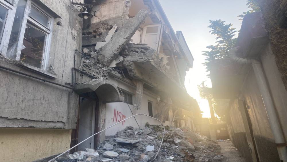 AĞIR HASARLI BİNA MAHALLELİYİ KORKUTUYOR
