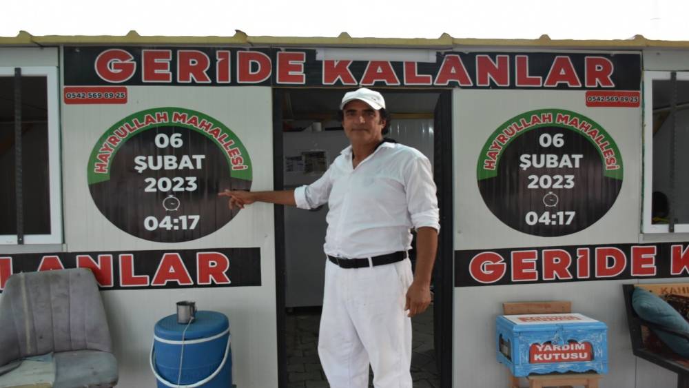 DEPREMDE KAYBETTİĞİ EŞİ, KIZI VE MAHALLELİLERİ ANISINA BU KONTEYNERİ AÇTI