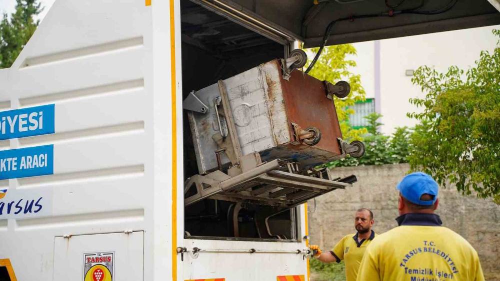 TARSUS’TA ÇÖP KONTEYNERLERİ YIKANARAK DEZENFEKTE EDİLİYOR