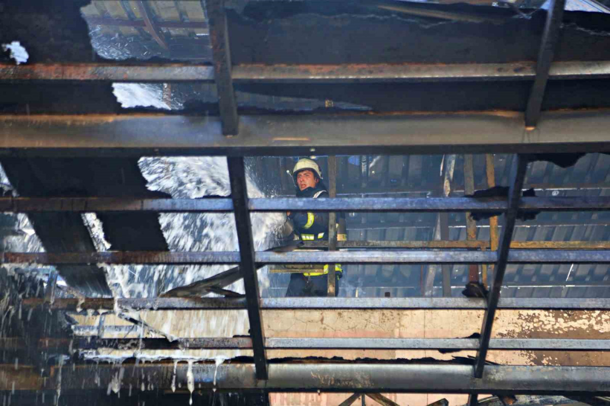 İZOLASYON MALZEMESİ BULUNAN İŞLETMEDE ÇIKAN YANGIN KORKTTU