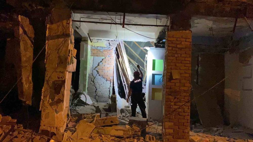 OSMANİYE’DE AĞIR HASARLI 2 KATLI BİNA ÇÖKTÜ