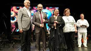 ALTIN KOZA’DA ONUR ÖDÜLLERİ PERRAN KUTMAN VE CİHAN ÜNAL’A VERİLDİ