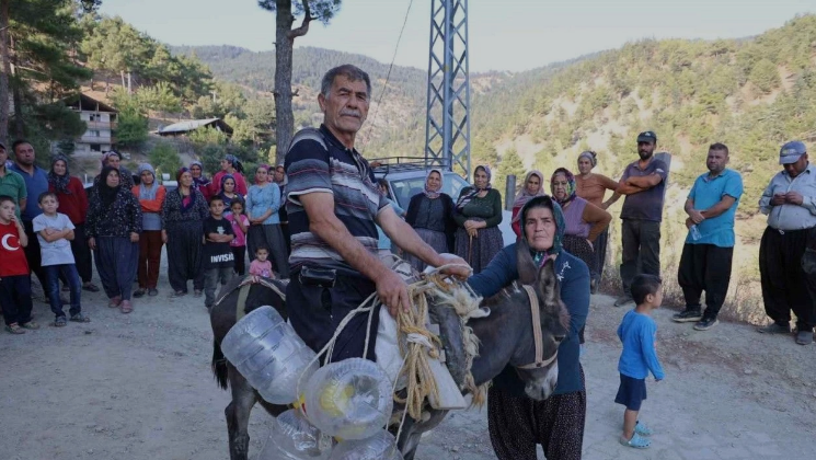 SUSUZ KALAN KÖYLÜ EŞEK VE KATIR İLE SU TAŞIYOR
