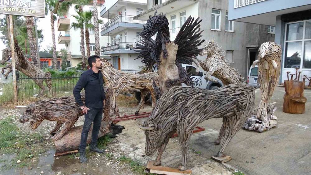 Orman yangınından kalan atık ağaç parçalarını ev aksesuarlarına çevirdi