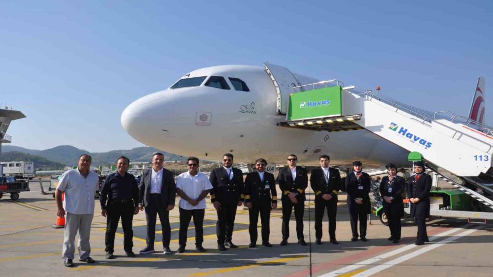 İRAN’DAN GAZİPAŞA-ALANYA HAVALİMANI’NA İLK KEZ DÜZENLENEN UÇAK SEFERİNDE YOLCULAR ÇİÇEKLERLE KARŞILANDI