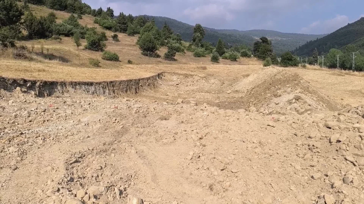 Davalık tarlasında kazı yapılan depremzede vatandaş: "Bize sormadan gelmişler, TOKİ buraya ev yapacak diye kazmışlar"
