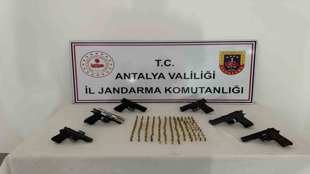 ANTALYA’DA 6 ADET RUHSATSIZ TABANCA ELE GEÇİRİLDİ