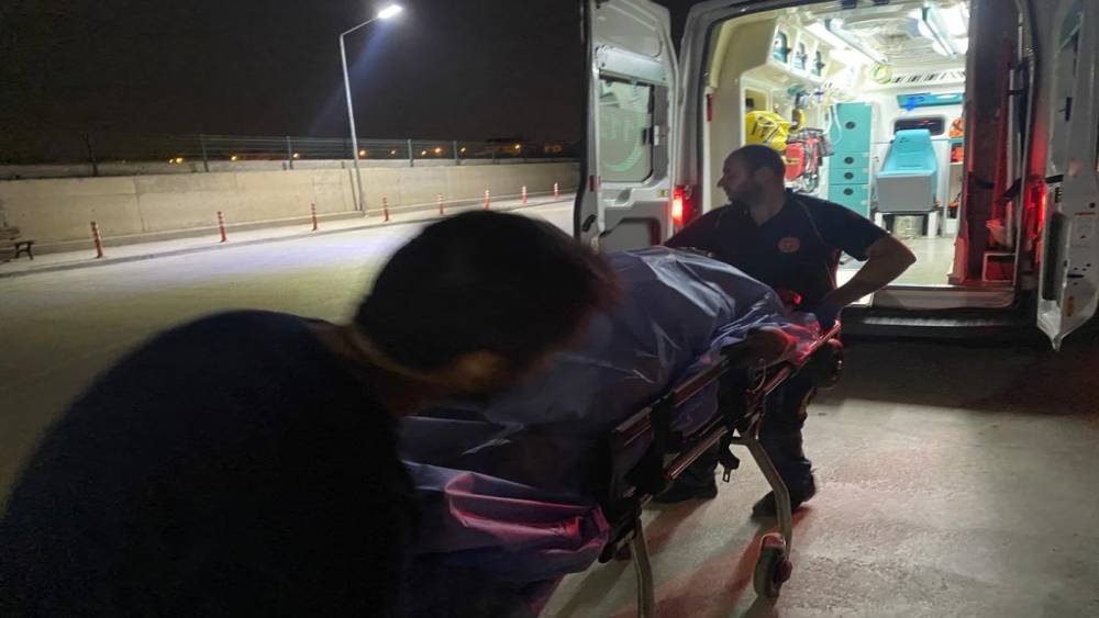 ARAÇLARININ LASTİĞİ PATLAYAN ÇİFTE TIR ÇARPTI: 1 ÖLÜ, 1 AĞIR YARALI