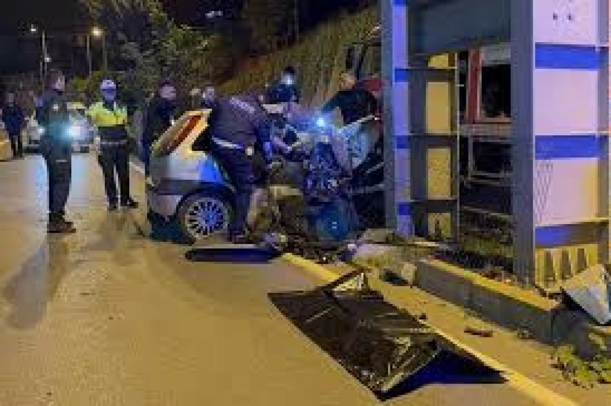 ÜST GEÇİDE ÇARPAN OTOMOBİL ORTADAN İKİYE KATLANDI: 2 KİŞİ CAN VERDİ