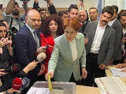 İSTANBUL'DA OY KULLANAN AKŞENER'DEN İLK SÖZLER
