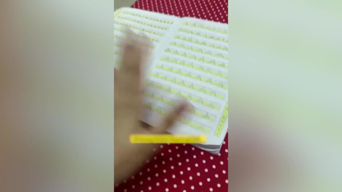 DEFTERİ MASAYA VURA VURA KONUŞAN ÖĞRETMEN VELİLERE İSYAN ETTİ: ANNELERİM SİZ ŞAKA MI YAPIYORSUNUZ?