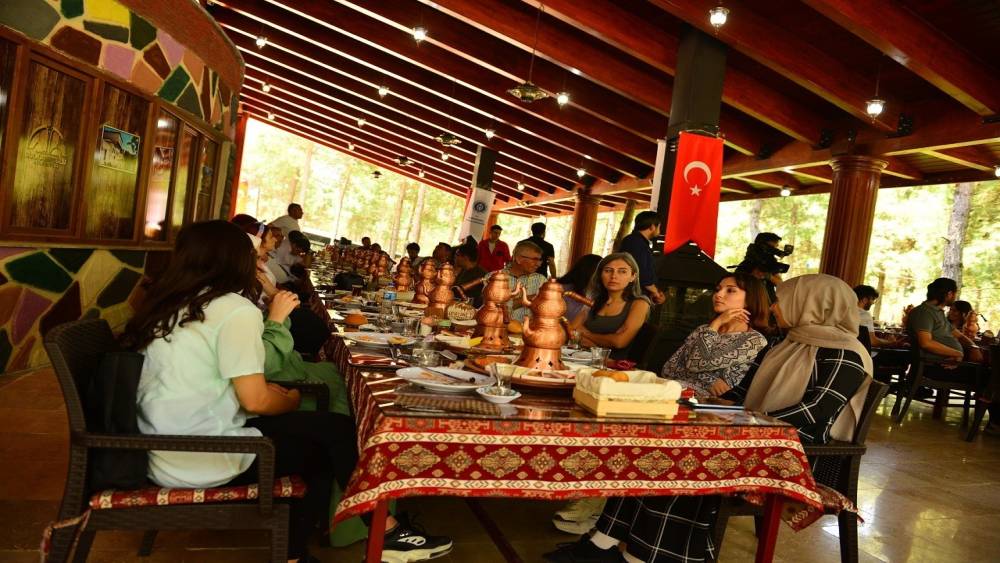 ÜNİVERSİTELİ DEPREMZEDE ÖĞRENCİLER HEYECAN PARKI’NDA STRES ATTI