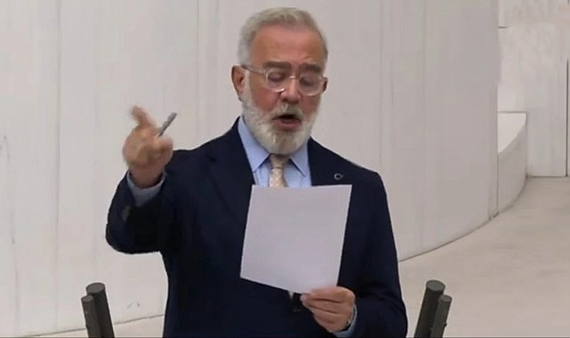 AK PARTİLİ YENİŞEHİRLİOĞLU'NUN PARMAĞIYLA MUHALEFETİ İŞARET EDİP SÖYLEDİĞİ KELİME MECLİS'İ KARIŞTIRDI: SAHİPSİZ KÖPEKLER