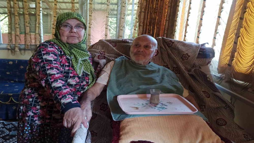 MUTLU OLSUN DİYE ISLIK BİLE ÇALIYOR: VEFALI EŞ, 17 YILDIR BAKIYOR KOCASINA BEBEK GİBİ BAKIYOR