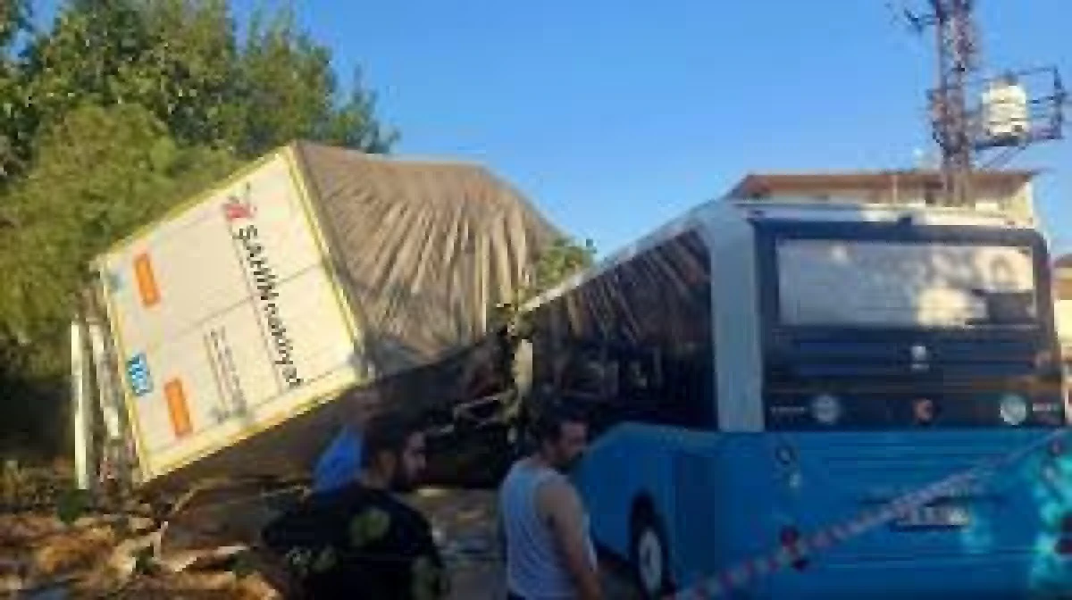 İKİ ARAÇ İLE POLİS MEMURUNA ÇARPAN TIR KÖRPÜDEN UÇTU; 1 ÖLÜ, 2 YARALI