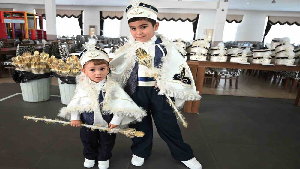 KEMER’DE SÜNNET ÇOCUKLARININ KIYAFETLERİ DAĞITILIYOR