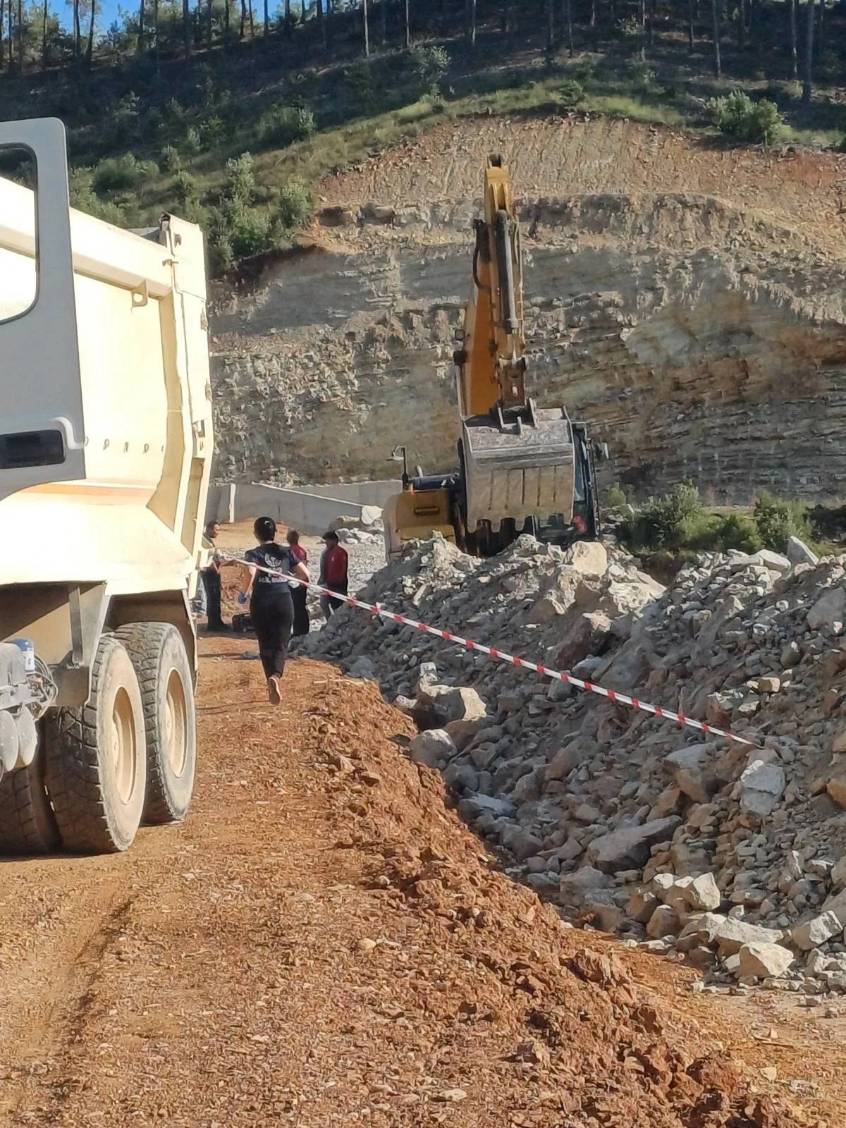 FEKE'DE GÖLET ÇALIŞMASINDA TOPRAK KAYMASI: 1 ÖLÜ