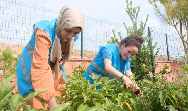 ADANA GENÇLİK MERKEZİ ÜRETİYOR, ÇOCUKLAR AFİYETLE YİYOR