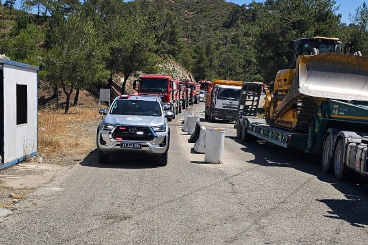 SURİYE SINIRINDA DEVAM EDEN ORMAN YANGINI İÇİN HATAY BÜYÜKŞEHİR BELEDİYESİ EKİPLERİ TEYAKKUZA GEÇTİ