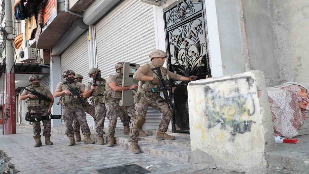 MERSİN’DE GÖÇMEN KAÇAKÇILIĞI OPERASYONU: 3 TUTUKLAMA