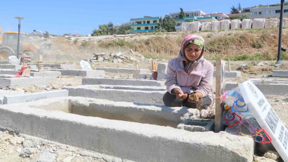DEPREMDE SEVDİKLERİNİ KAYBEDEN KADIN HER GÜN KABİR ZİYARETİ YAPIYOR