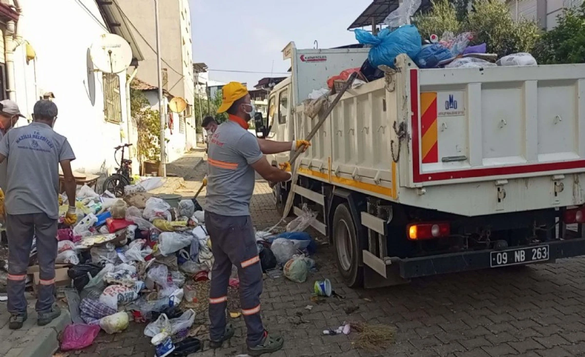 Nazilli'de 9 Kez Temizlenen Evden 7 Traktör Römorku Çöp Çıktı