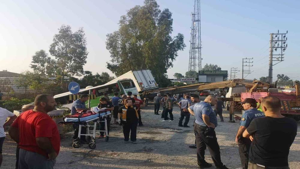 MERSİN’DE YOLCU OTOBÜSÜ ÖNCE KAMYONA, ARDINDAN TIRA ÇARPTI: 1 ÖLÜ, 28 YARALI