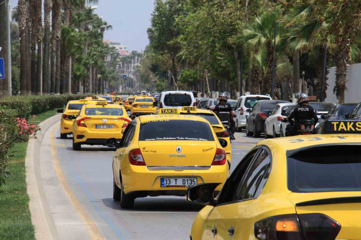 MERSİN'DE SON ZAMANLARDA TAKSİCİLERE YÖNELİK SALDIRILAR PROTESTO EDİLDİ